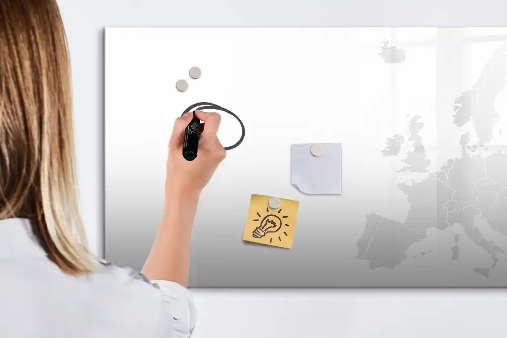 Tablă magnetică cu harta Europei și marker