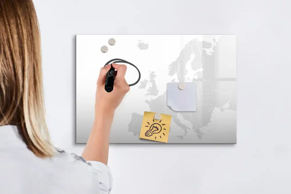 Tablă magnetică cu harta Europei și marker