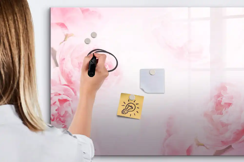 Tablă cu marker și design cu muguri înfloriți