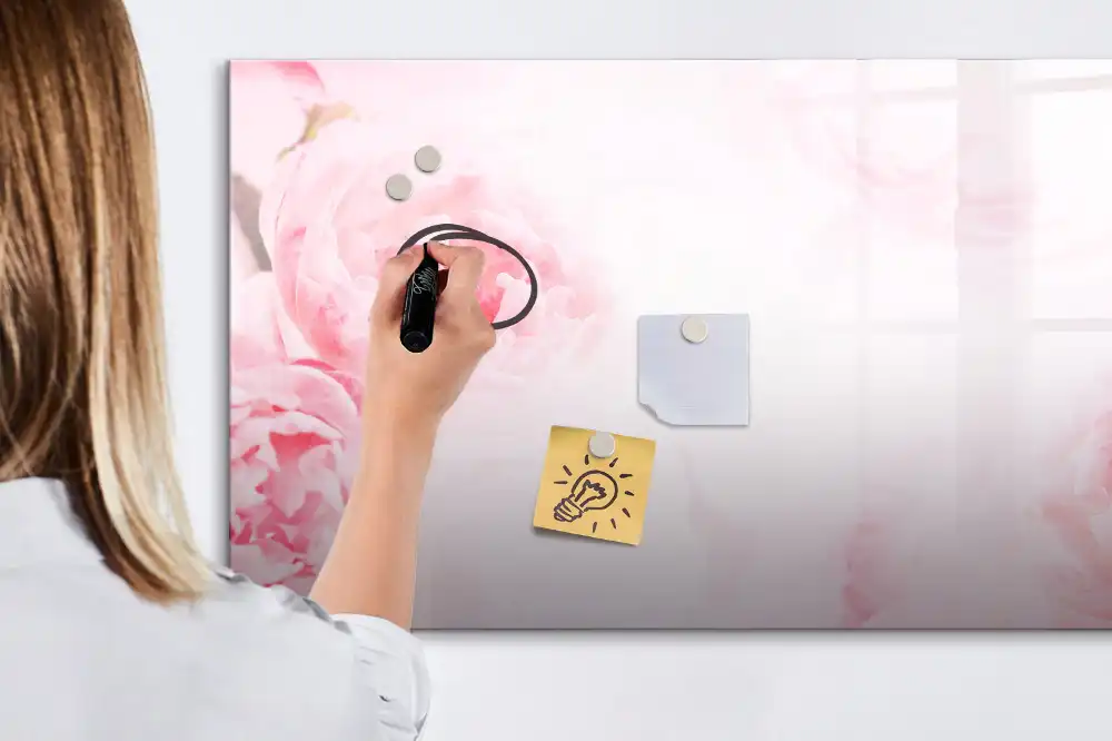 Tablă cu marker și design cu muguri înfloriți