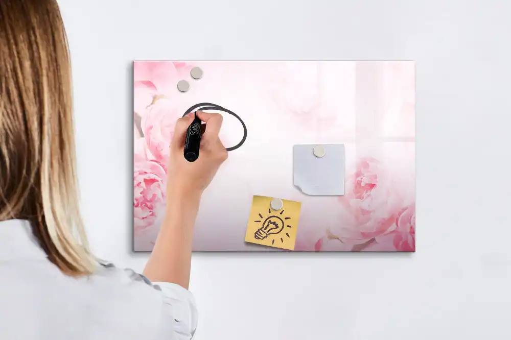 Tablă cu marker și design cu muguri înfloriți