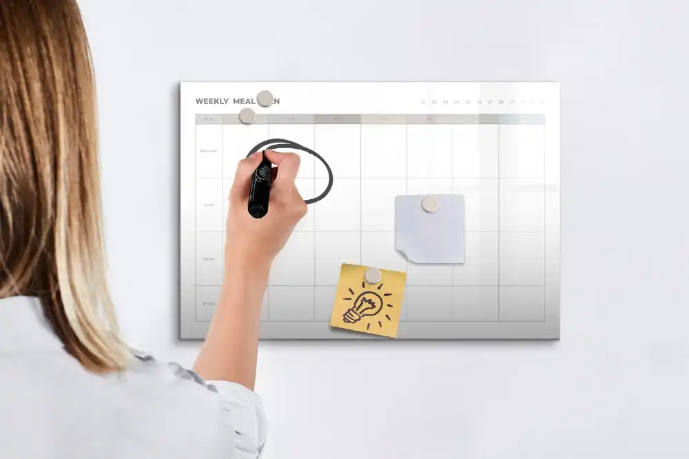 Tablă magnetică minimalistă pentru organizarea preparatelor
