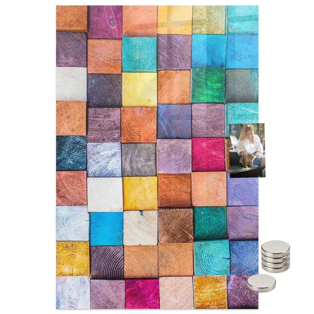 Tablă magnetică de perete cu cuburi colorate din lemn