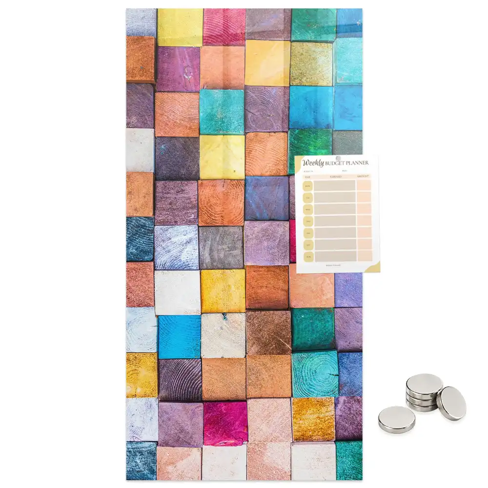 Tablă magnetică de perete cu cuburi colorate din lemn