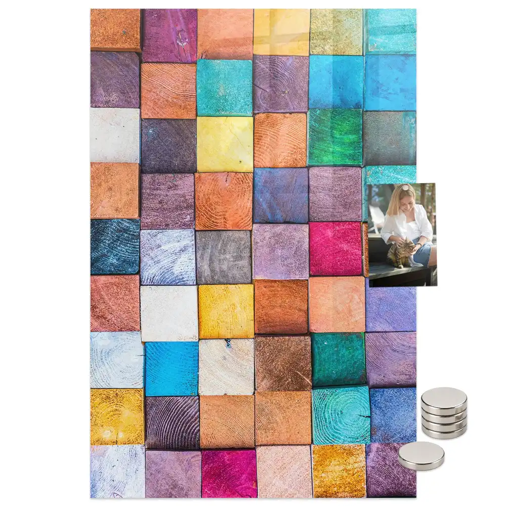 Tablă magnetică de perete cu cuburi colorate din lemn