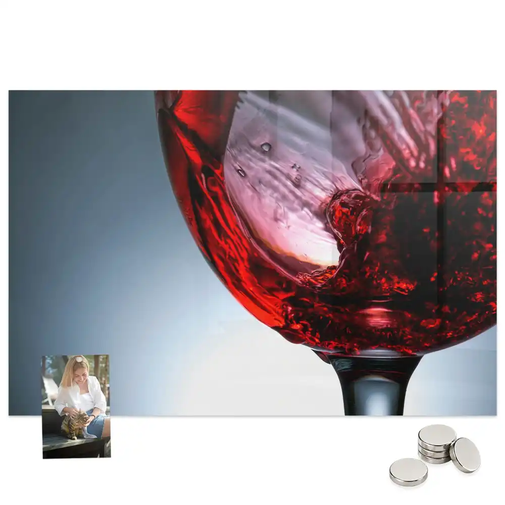 Tablă magnetică în formă de pahar de vin