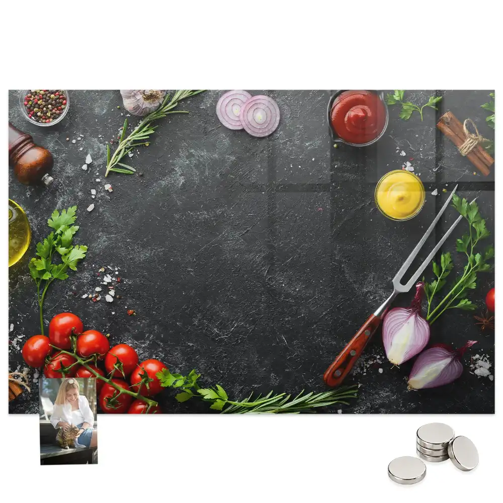 Tablă magnetică din sticlă cu design legume pe blatul de bucătărie