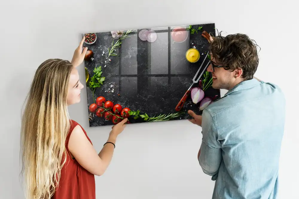 Tablă magnetică din sticlă cu design legume pe blatul de bucătărie