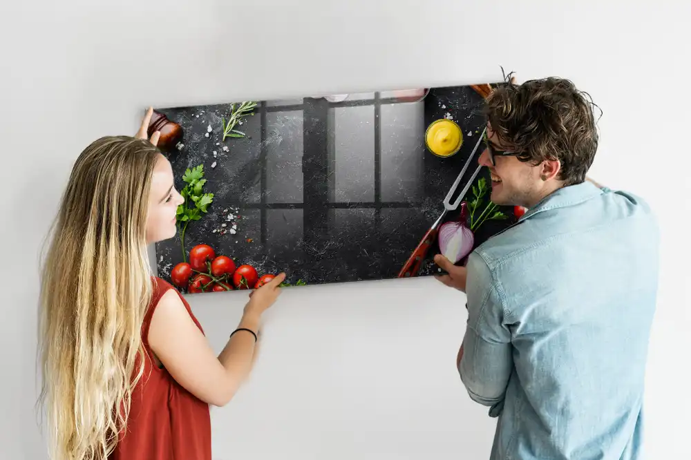 Tablă magnetică din sticlă cu design legume pe blatul de bucătărie
