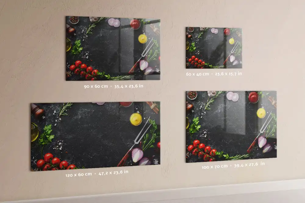 Tablă magnetică din sticlă cu design legume pe blatul de bucătărie