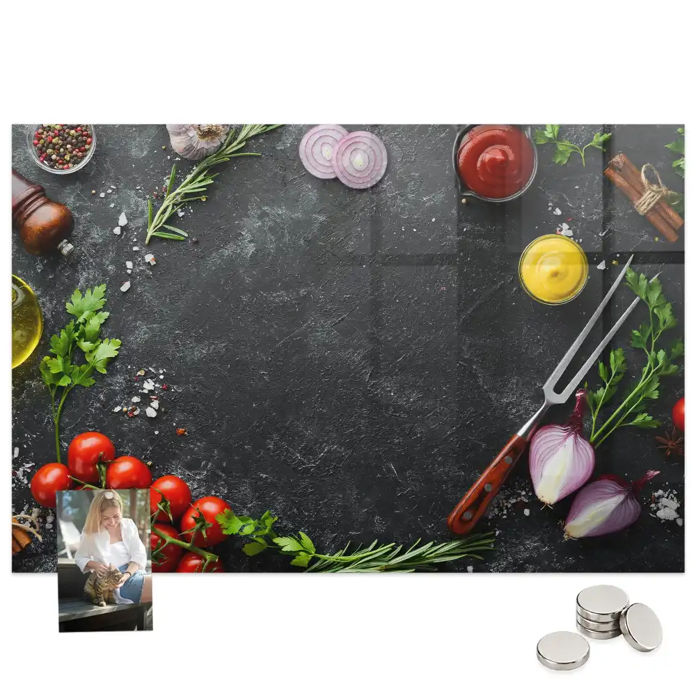 Tablă magnetică din sticlă cu design legume pe blatul de bucătărie