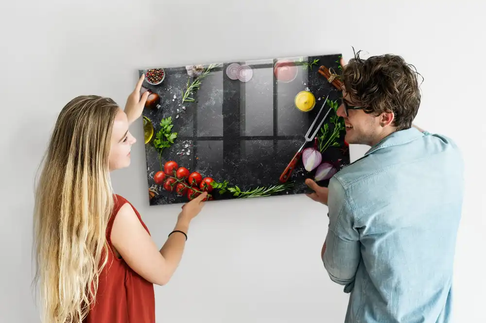 Tablă magnetică din sticlă cu design legume pe blatul de bucătărie