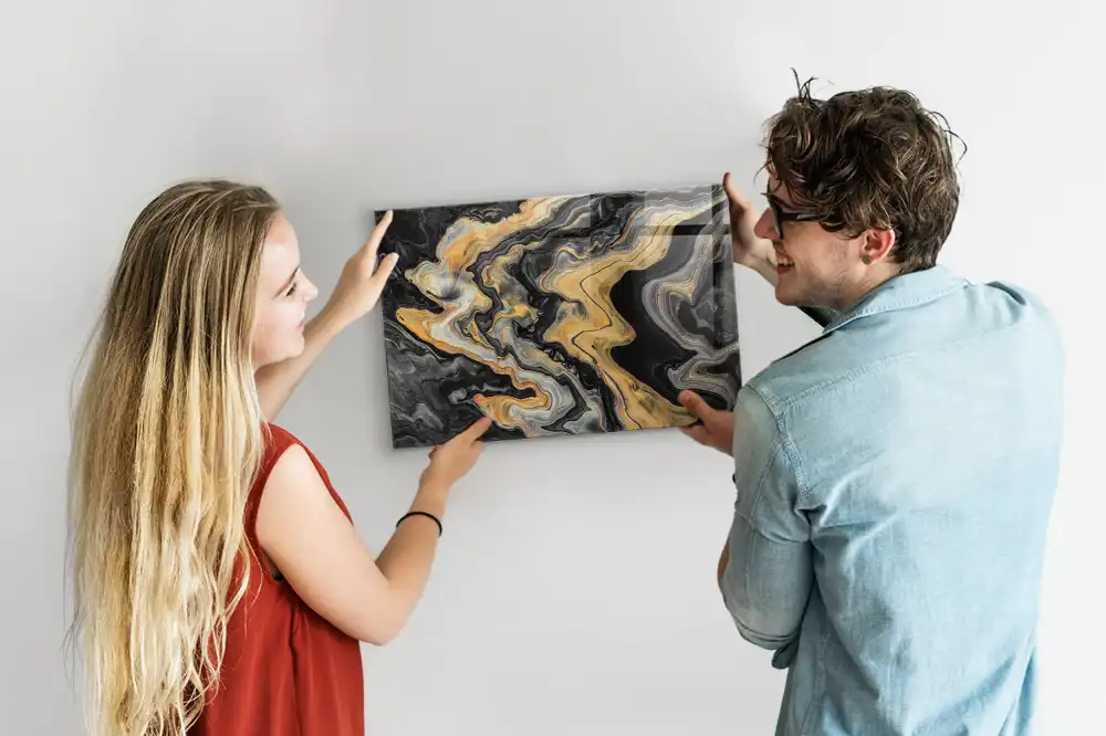 Tablă magnetică din sticlă cu aspect de marmură și detalii aurii