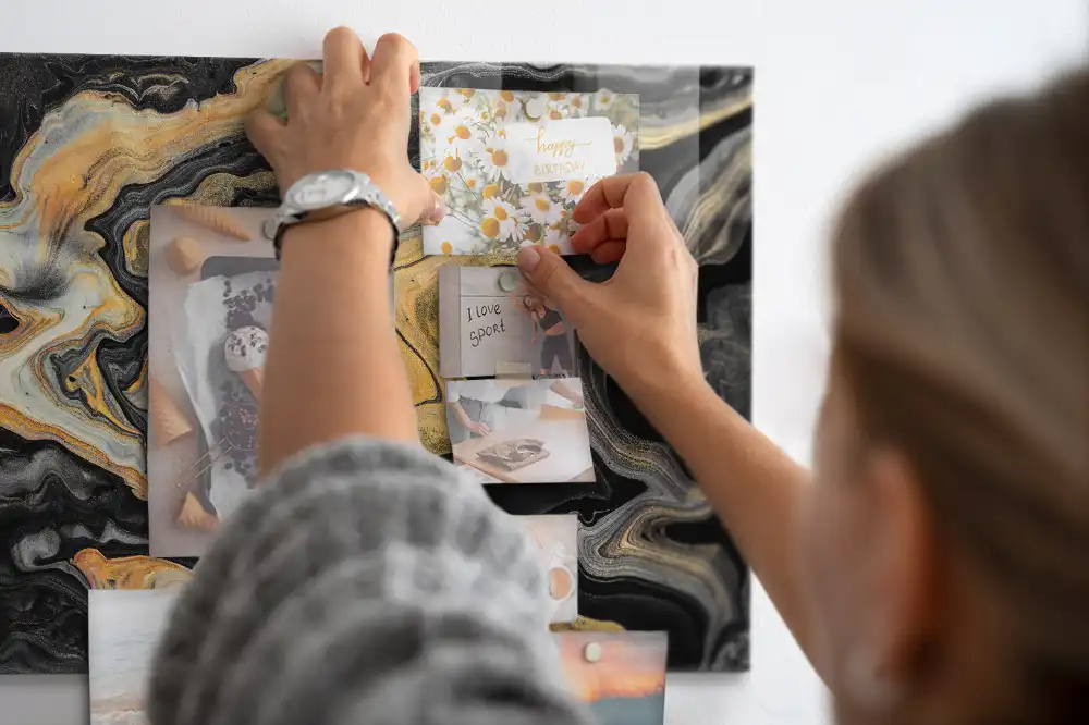 Tablă magnetică din sticlă cu aspect de marmură și detalii aurii