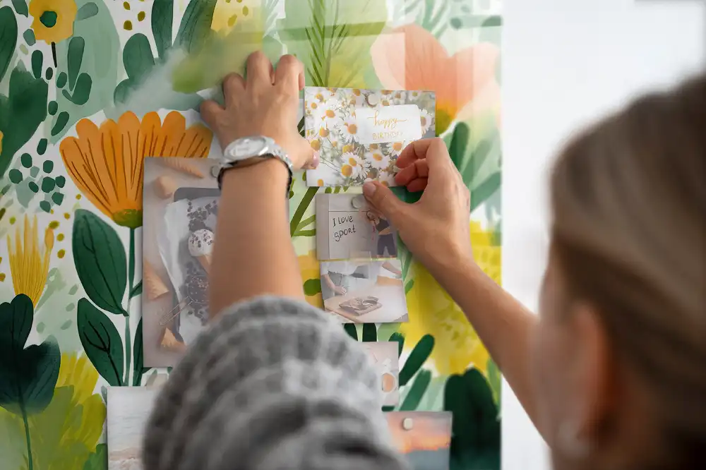 Tablă magnetică din sticlă cu model floral pictat în acuarelă