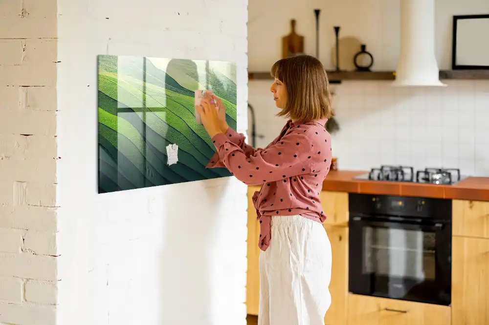 Tablă magnetică cu model abstract reprezentând câmpuri verzi
