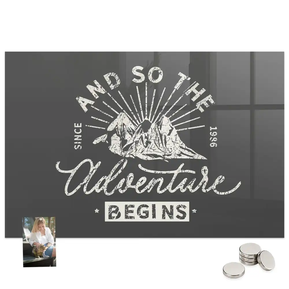 Tablă magnetică din sticlă cu design aforism de aventură
