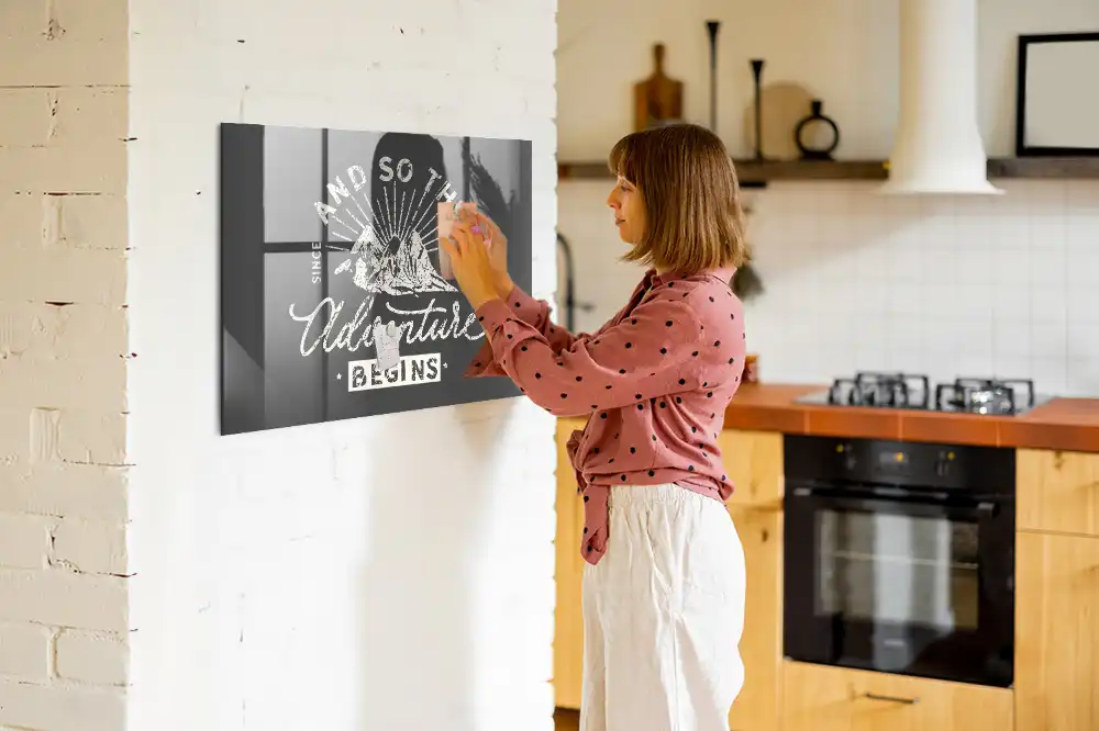 Tablă magnetică din sticlă cu design aforism de aventură