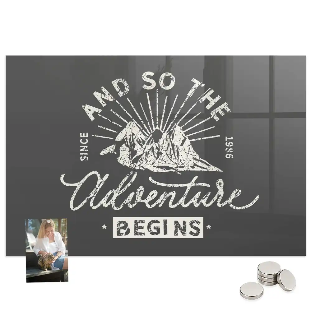 Tablă magnetică din sticlă cu design aforism de aventură