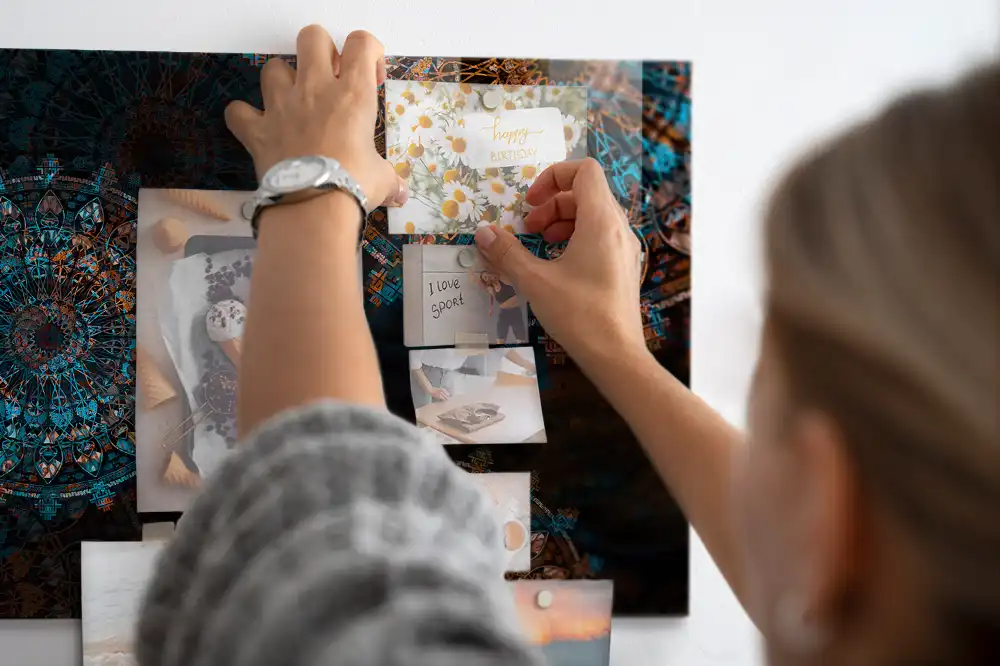 Tablă magnetică cu model geometric pentru magneți