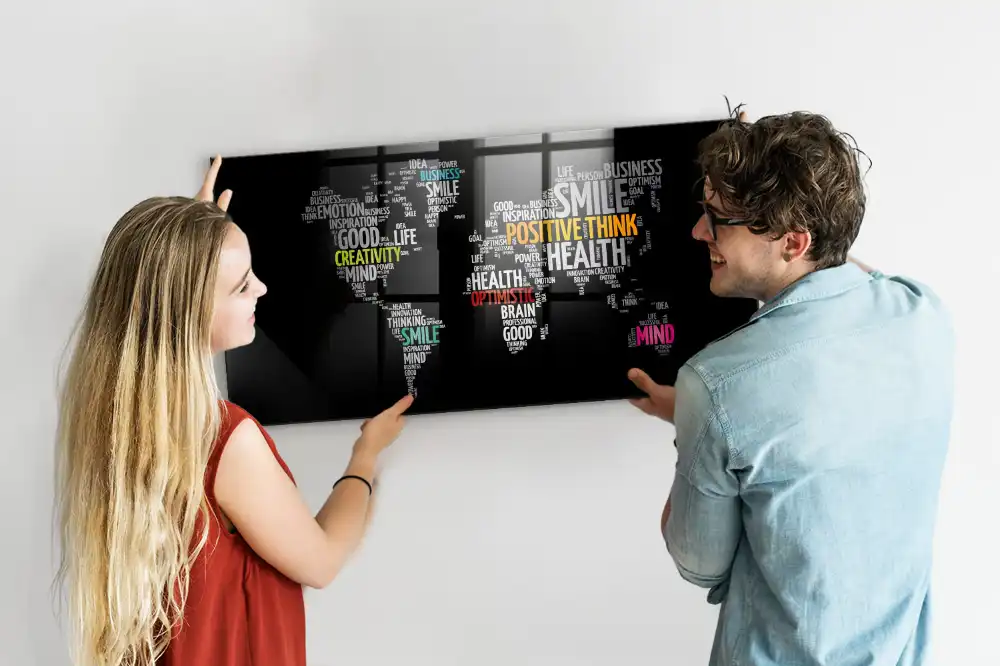 Tablă magnetică cu harta lumii colorată pentru magneți