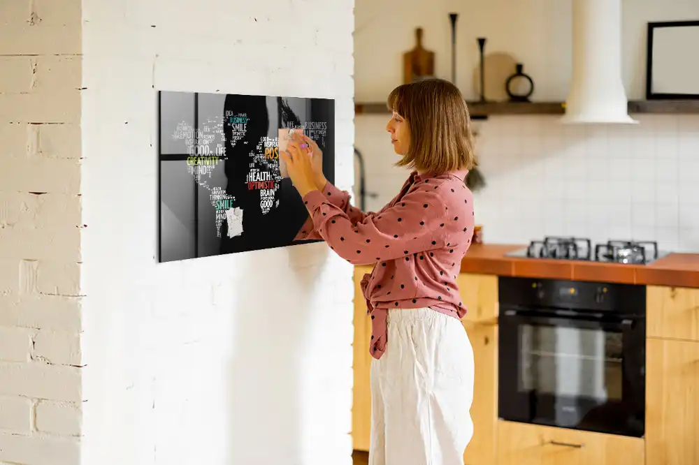Tablă magnetică cu harta lumii colorată pentru magneți